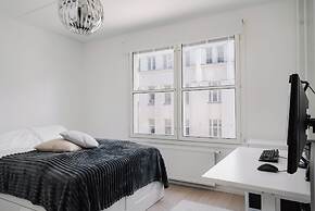 Modern 1BR Apartment with Balcony