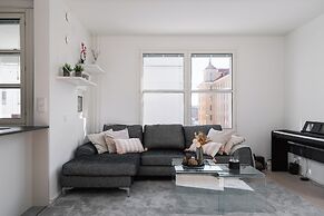 Modern 1BR Apartment with Balcony