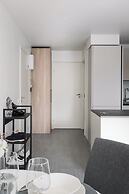 Modern 1BR Apartment with Balcony