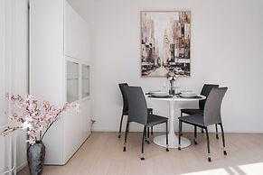 Modern 1BR Apartment with Balcony