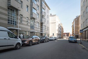 Modern 1BR Apartment with Balcony
