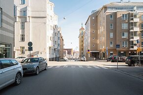 Modern 1BR Apartment with Balcony