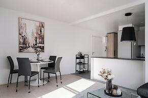 Modern 1BR Apartment with Balcony