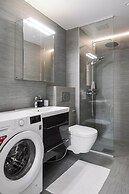 Modern 1BR Apartment with Balcony