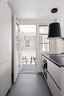 Modern 1BR Apartment with Balcony