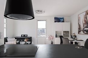 Modern 1BR Apartment with Balcony