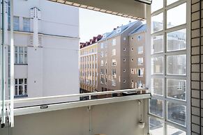 Modern 1BR Apartment with Balcony