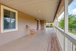 Game Room & On-site Pond: Laurelville Retreat!