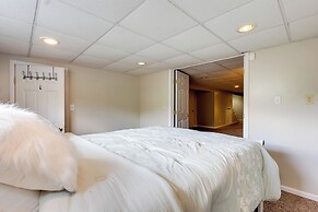 Game Room & On-site Pond: Laurelville Retreat!