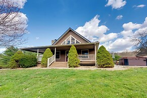 Game Room & On-site Pond: Laurelville Retreat!