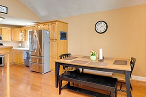 Game Room & On-site Pond: Laurelville Retreat!