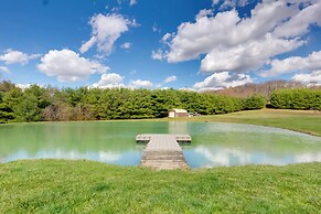 Game Room & On-site Pond: Laurelville Retreat!