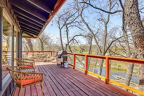 Creekside Cottage w/ Deck & Hot Tub in Belton