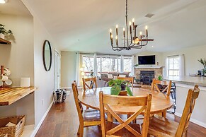 Creekside Cottage w/ Deck & Hot Tub in Belton