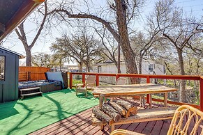 Creekside Cottage w/ Deck & Hot Tub in Belton
