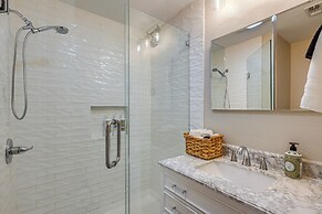 Creekside Cottage w/ Deck & Hot Tub in Belton