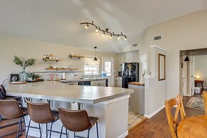Creekside Cottage w/ Deck & Hot Tub in Belton