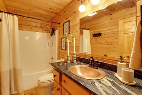 Fire Pit, Hot Tub & Grill: Murphy Family Retreat!