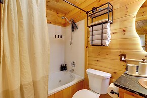 Fire Pit, Hot Tub & Grill: Murphy Family Retreat!