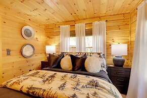 Fire Pit, Hot Tub & Grill: Murphy Family Retreat!