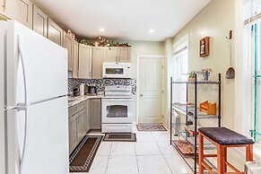 1 Mi to Philadelphia Zoo: Convenient Townhome!