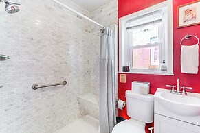 1 Mi to Philadelphia Zoo: Convenient Townhome!