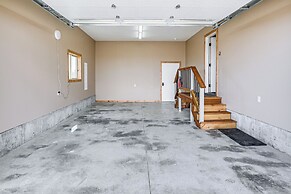 Wraparound Deck: Newly Built Home in Grangeville!