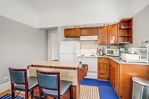 8 Mi to Bay Bridge: Couple's Getaway w/ Mtn Views!