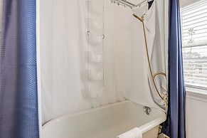 8 Mi to Bay Bridge: Couple's Getaway w/ Mtn Views!