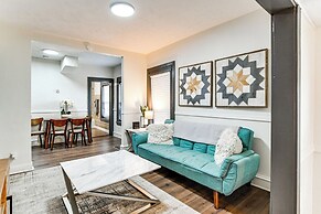 Walkable Location: Welcoming Unit in Omaha