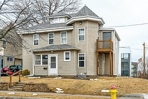 Walkable Location: Welcoming Unit in Omaha