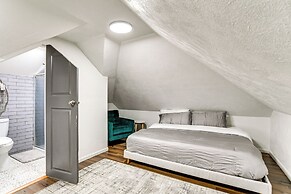 Walkable Location: Welcoming Unit in Omaha