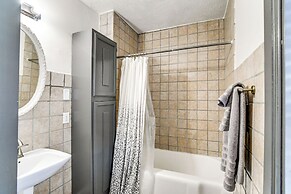 Walkable Location: Welcoming Unit in Omaha