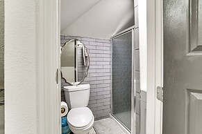 Walkable Location: Welcoming Unit in Omaha