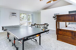 Hot Tub & Seasonal Pool: Family Getaway in Cresco