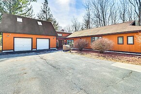 Hot Tub & Seasonal Pool: Family Getaway in Cresco