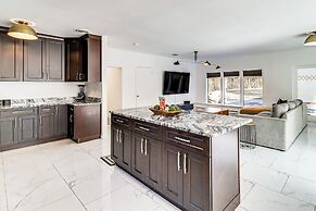 Hot Tub & Seasonal Pool: Family Getaway in Cresco