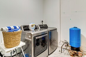 Hot Tub & Seasonal Pool: Family Getaway in Cresco