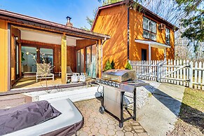 Hot Tub & Seasonal Pool: Family Getaway in Cresco