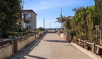 Beachside Apt With Laundry Steps to the Shore