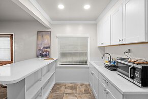 Beachside Apt With Laundry Steps to the Shore