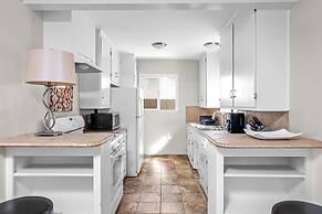 Beachside Apt With Laundry AC Patio
