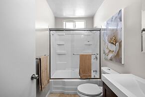 Beachside Apt With Laundry AC Patio