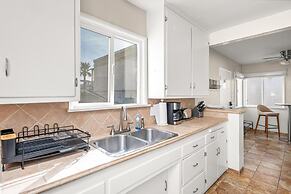 Beachside Apt With Laundry AC Patio