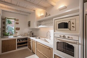 Mint Villa by Checkin