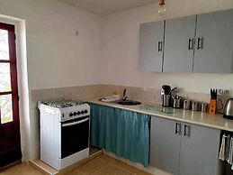 Casita-5guests-pool-patio-bbq-parking-fireplace