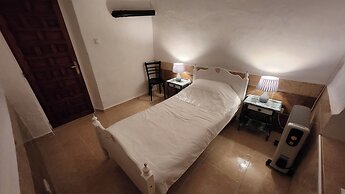 Casita-5guests-pool-patio-bbq-parking-fireplace