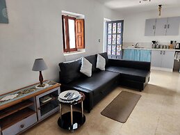 Casita-5guests-pool-patio-bbq-parking-fireplace