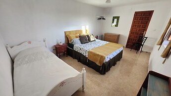 Casita-5guests-pool-patio-bbq-parking-fireplace