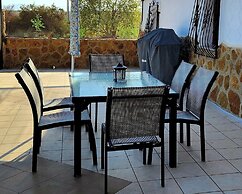 Casita-5guests-pool-patio-bbq-parking-fireplace